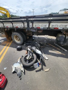 Motociclista fica gravemente ferido em colisão com caminhão no Centro de Ibirama