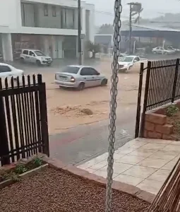 Chuva causa alagamentos em Ituporanga; queda de árvore bloqueia rodovia em Salete