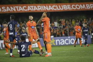 Santa x Barra: súmula da arbitragem traz relatos de racismo e objetos em campo