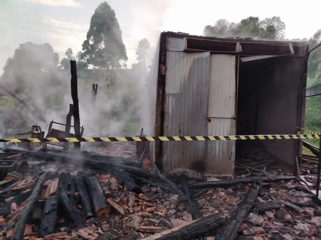 Incêndio Destrói Estufa De Fumo Durante A Madrugada Em Imbuia (1)