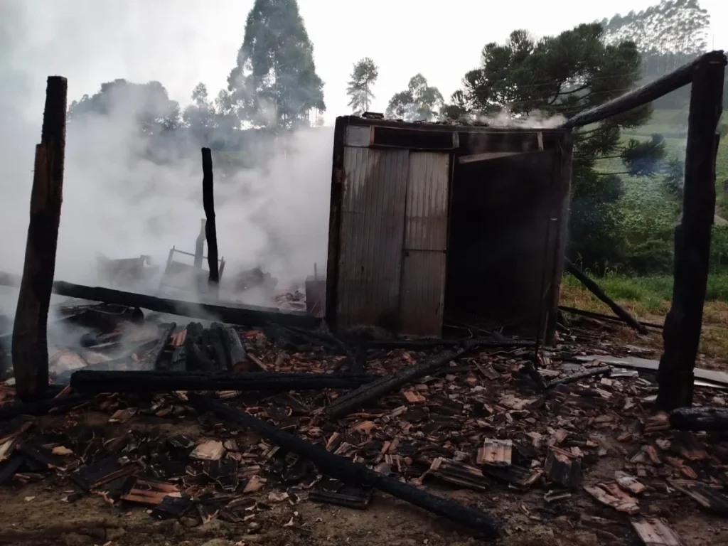 Incêndio Destrói Estufa De Fumo Durante A Madrugada Em Imbuia (2)