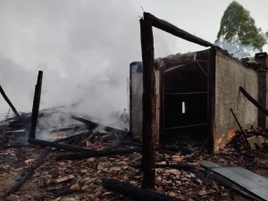 Incêndio destrói estufa de fumo durante a madrugada em Imbuia