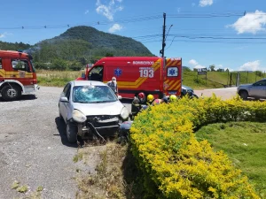 Motociclista tem fratura exposta em colisão na marginal da BR-470 em Rio do Sul