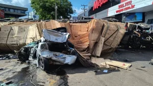 MPSC denuncia motorista de carreta que atingiu 12 veículos em Chapecó