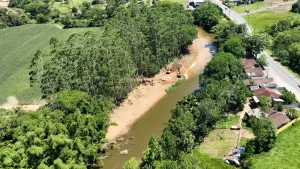 Rio dos Cedros reforça prevenção contra cheias