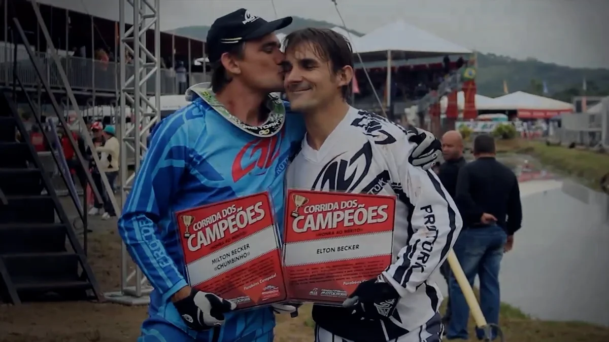 Sequência 01.00 15 41 08.quadro044