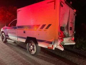 Colisão entre moto e viatura da Polícia Científica deixa dois feridos na BR-282, em Bom Retiro