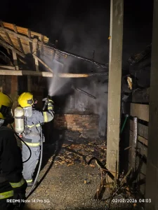 Incêndio atinge rancho em Atalanta durante a madrugada