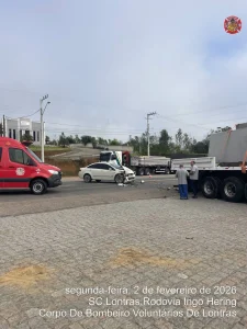 Colisão entre carro e caminhão é registrada na BR-470, em Lontras