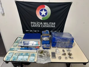 Violência doméstica e tráfico de drogas marcam ações da PM em Blumenau nesta segunda-feira