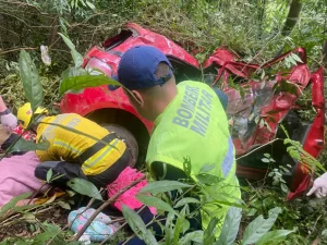 Adolescente fica ferida após carro cair em ribanceira de 40 metros em Alfredo Wagner