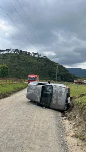 Mulher fica ferida após capotamento em estrada do interior de Urubici