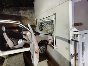 Carro invade residência e deixa mulher ferida em Rio do Sul