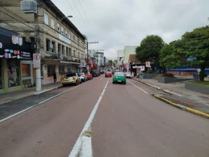 Manutenção de iluminação pública vai fechar uma das pistas da rua Carlos Gomes nesta quinta-feira