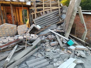 Homem fica ferido após queda de telhado