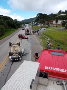 Acidente entre dois carros deixa seis feridos na BR-282, em Bom Retiro