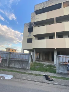 Jovem é preso e dois adolescentes são apreendidos por morte de cachorro em prédio abandonado