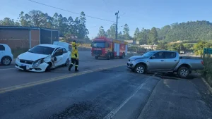 Colisão na SC-350 deixa motorista ferido em Aurora