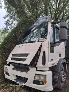 Caminhoneiro colide contra árvore na SC-350, em Alfredo Wagner