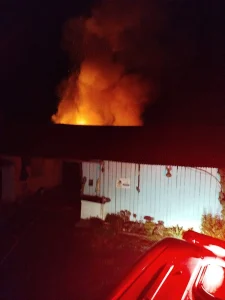 Incêndio atinge estufa de fumo e mobiliza bombeiros na madrugada em Ituporanga