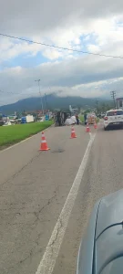 Caminhão tomba e interdita parte da BR-470 no trevo de Rio do Sul