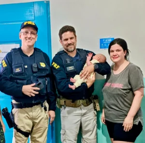 Policiais rodoviários federais salvam recém-nascida engasgada na BR-101 em Barra Velha