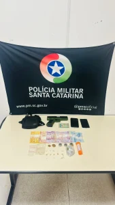 Adolescente é apreendido e dois homens são presos em ações da PM contra o tráfico