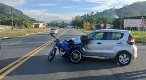 Colisão entre carro e moto deixa motociclista ferido na BR-470, em Apiúna