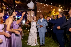 Natural de Presidente Nereu, cantora Edy Liz lança música inédita ao subir ao palco no próprio casamento