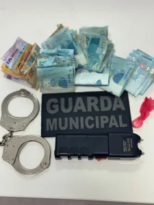 Homem é flagrado com drogas e mais de R$ 5 mil em dinheiro durante abordagem da Guarda Municipal