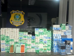 PRF apreende quase 900 eletrônicos de luxo após perseguição na BR-101