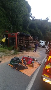 Caminhão tomba na BR-470 e deixa dois feridos na Serra da Santa