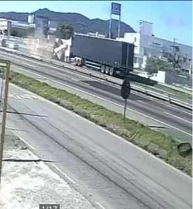Vídeo mostra momento do acidente que matou três pessoas da mesma família na BR-101 em Itajaí