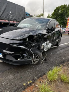 Colisão entre dois carros deixa mulher ferida em rodovia estadual, em Rodeio