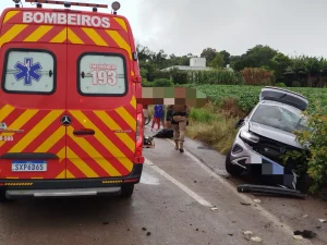 Caminhão colide com carro e se choca contra poste, em Ituporanga