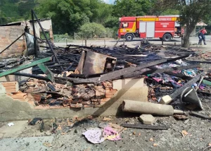 Mulher e duas crianças escapam de incêndio em residência em Petrolândia