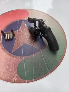 Homem com mandado de prisão é detido com arma de fogo em Apiúna