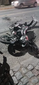 Acidente entre carro e moto deixa motociclista ferido, em Rodeio