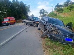 Colisão frontal entre carro e caminhonete deixa um ferido em Pouso Redondo