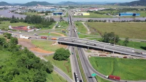 Justiça determina que caminhoneiros não ocupem e não bloqueiem as BR-101 e BR-470
