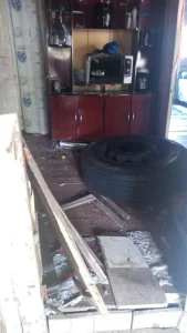 Pneu de caminhão se solta e atinge casa em Ibirama