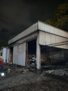 Incêndio atinge galpão de empresa na margem da BR-470 em Indaial