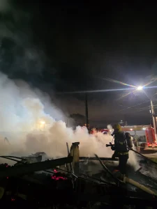 Residência é destruída por incêndio em Lages. Morador dormia quando as chamas iniciaram