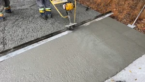 Trecho na comunidade de Fundos Aurora está sendo pavimentado com concreto