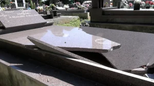 Criminosos destroem lápides no cemitério municipal de Rio do Sul