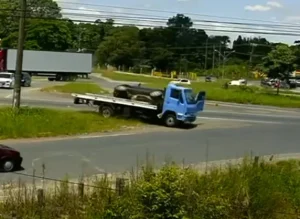Carro cai de cima de guincho após colisão na BR-470
