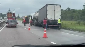 Motorista de caminhão com placas de Ituporanga fica gravemente ferido após colisão na BR-101