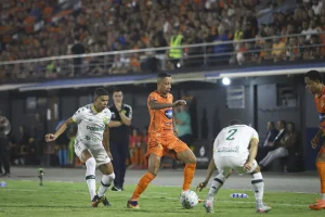 Santa empata nos acréscimos, vence nos pênaltis e avança na Copa do Brasil