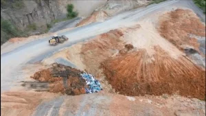 Descarte irregular de lixo. Drone flagra material em pedreira de Pouso Redondo