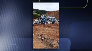 Descarte de lixo em pedreira. Caso deve ser apurado por órgãos ambientais